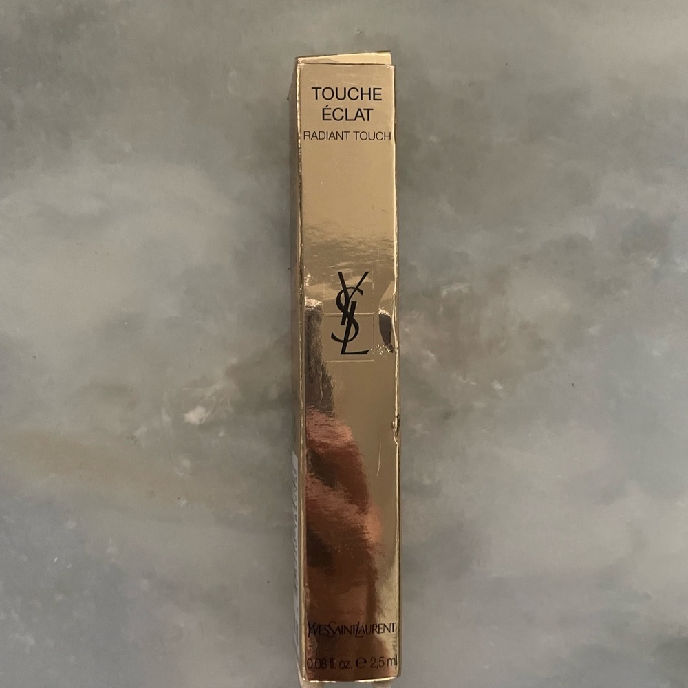 YSL Saint Laurent Touche Eclat Radiant Touch #2.5
In Luminous Vanilla
